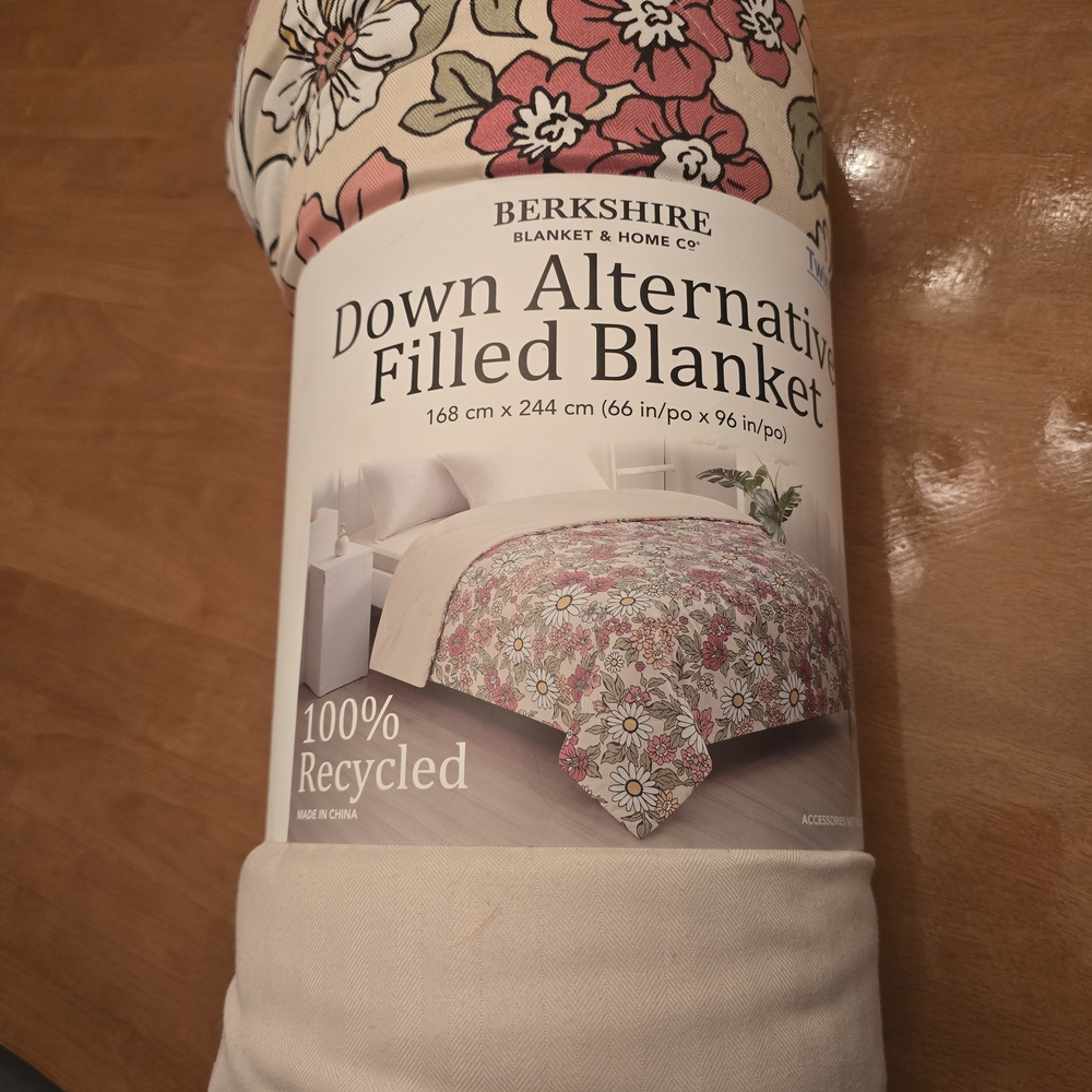 Berkshire Floral Down Alternative Filled Blanket - Cream and Pink - TWIN
